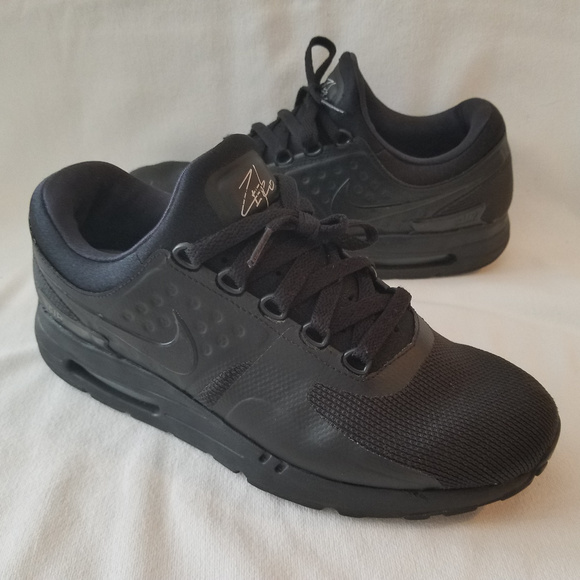 air max zero essential triple black